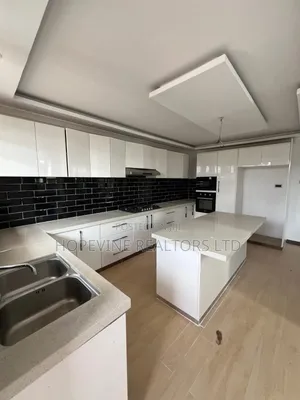 5bdrm Mansion in Kamakis for sale