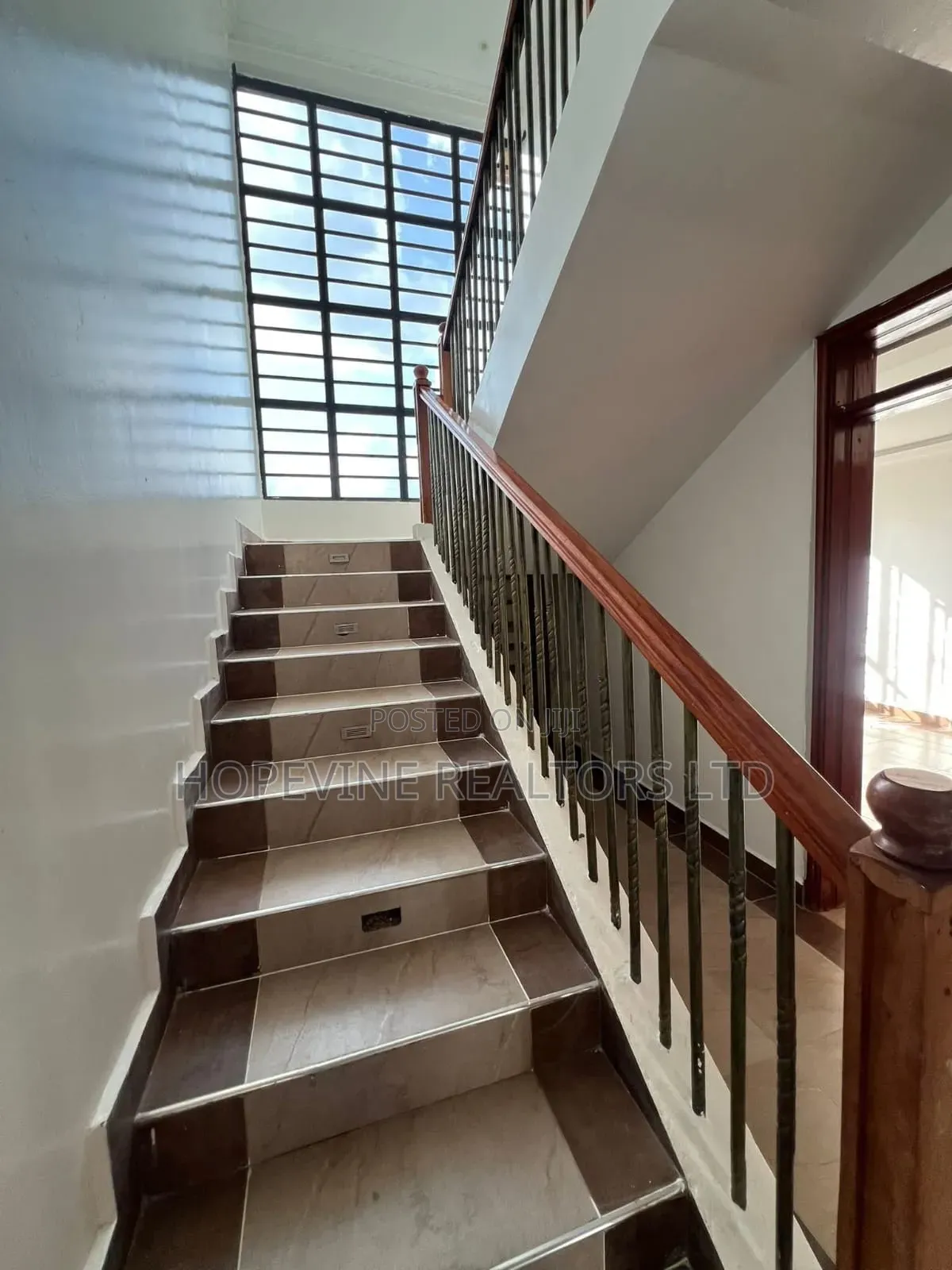 5bdrm Mansion in Kamakis for sale
