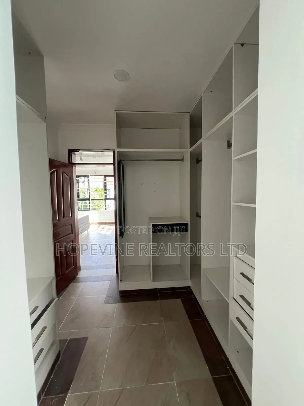 5bdrm Mansion in Kamakis for sale