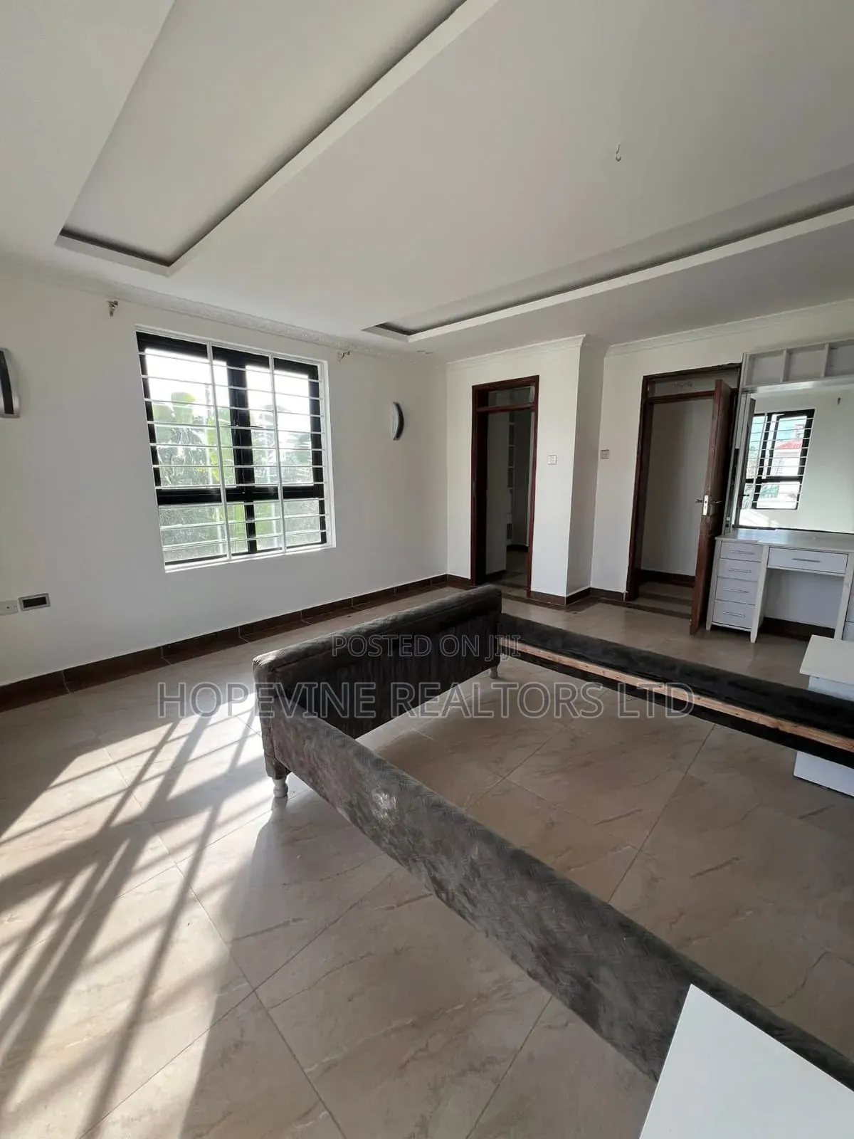 5bdrm Mansion in Kamakis for sale