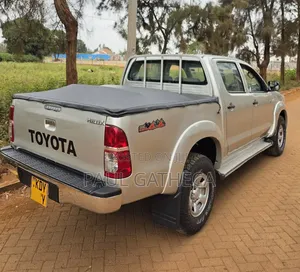 Toyota Hilux 2012 Gold