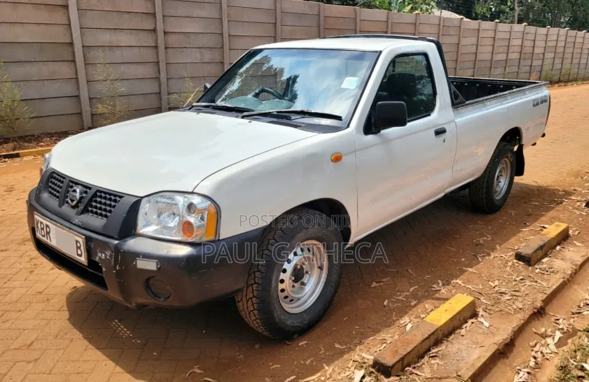 Nissan Hardbody 2010 White