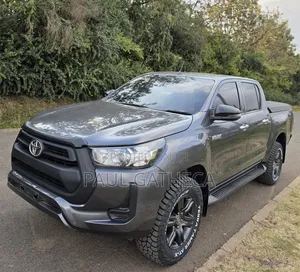 Toyota Hilux 2023 Gray