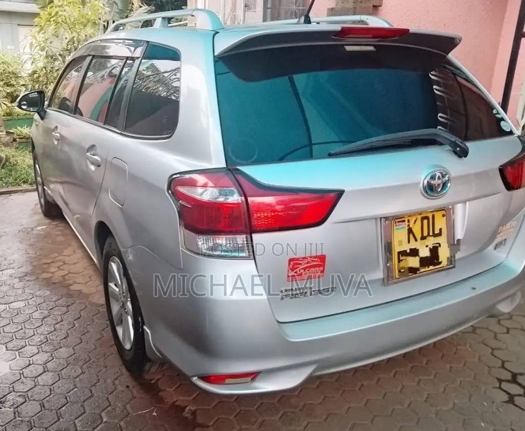 Toyota Corolla Fielder 1.5 Hybrid FWD 2015 Silver