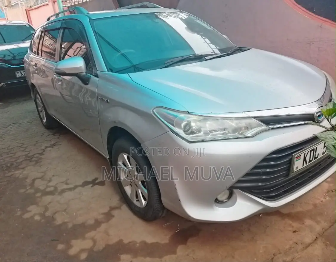 Toyota Corolla Fielder 1.5 Hybrid FWD 2015 Silver