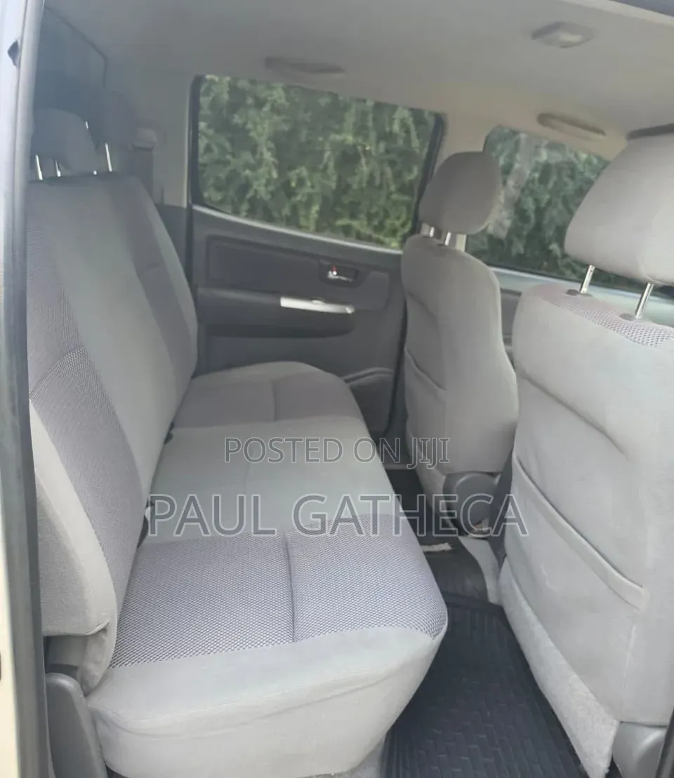 Toyota Hilux 2012 Gray