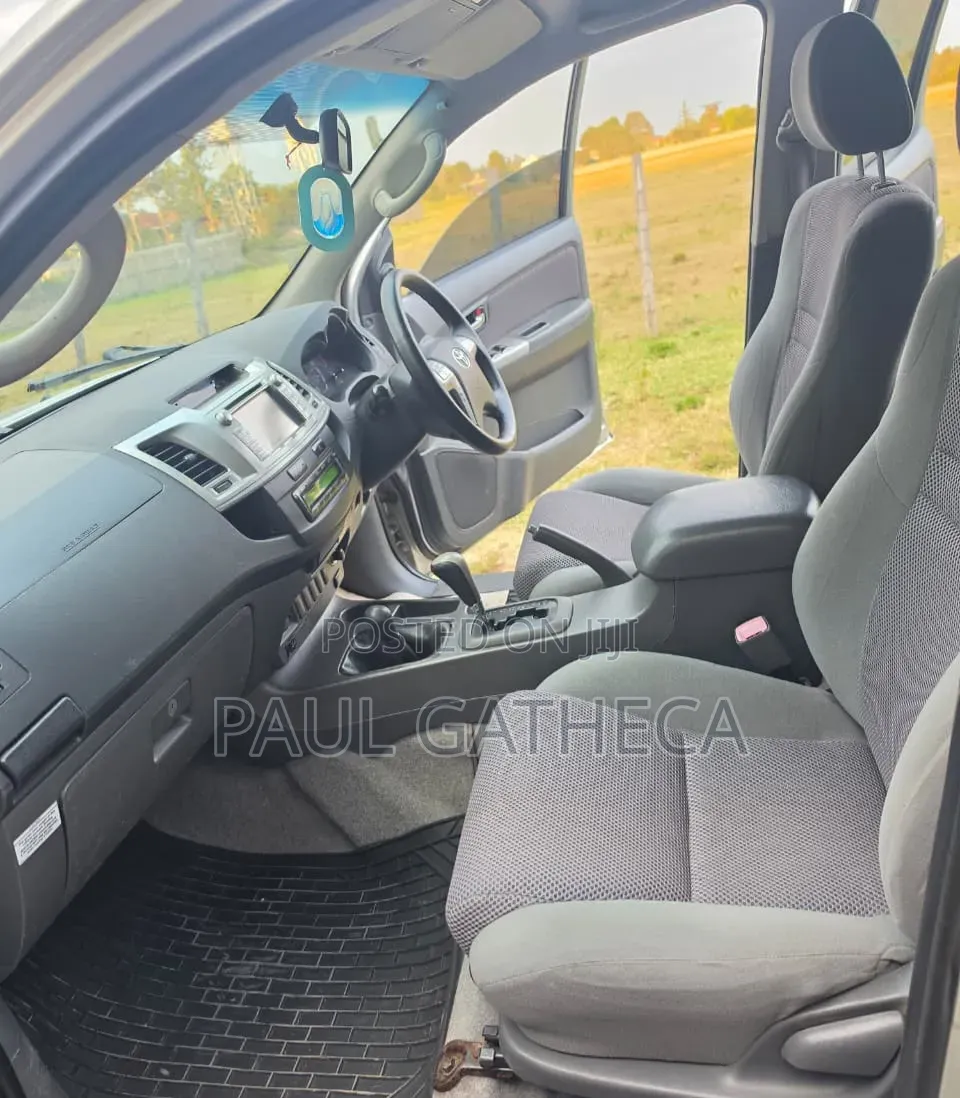 Toyota Hilux 2012 Gray