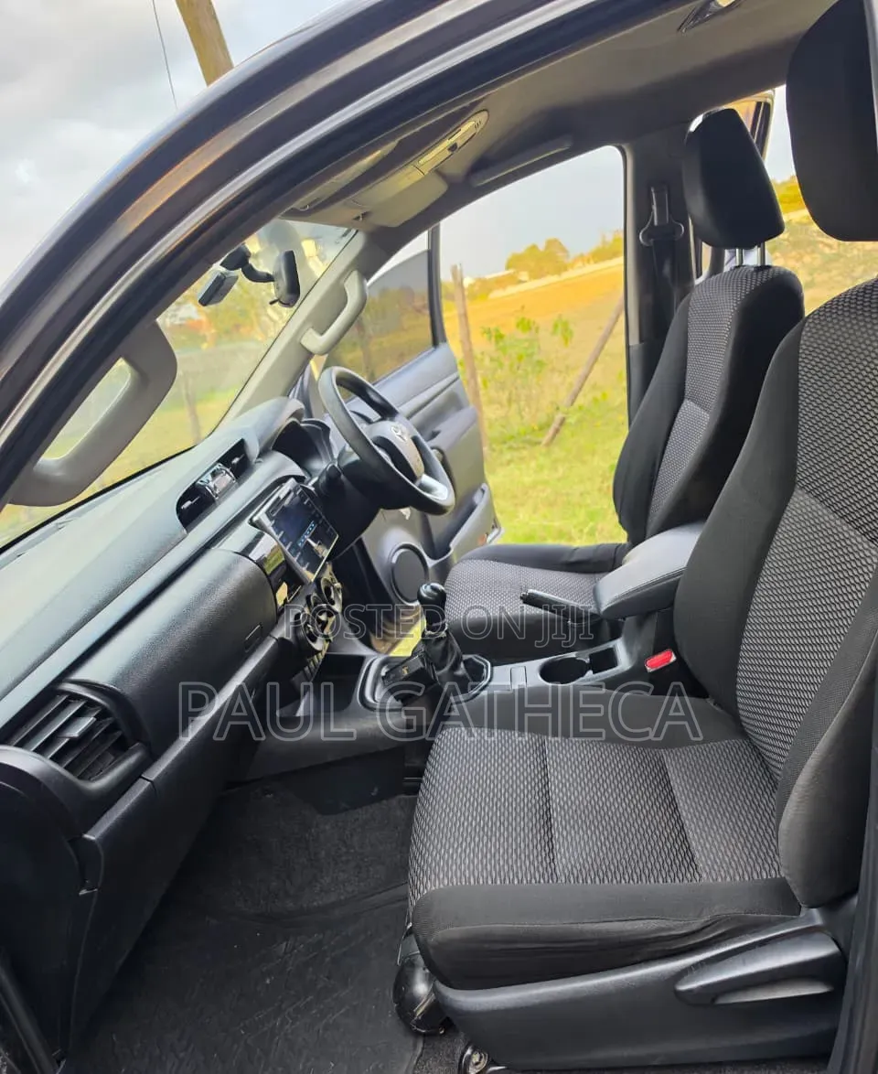 Toyota Hilux 2016 Gray