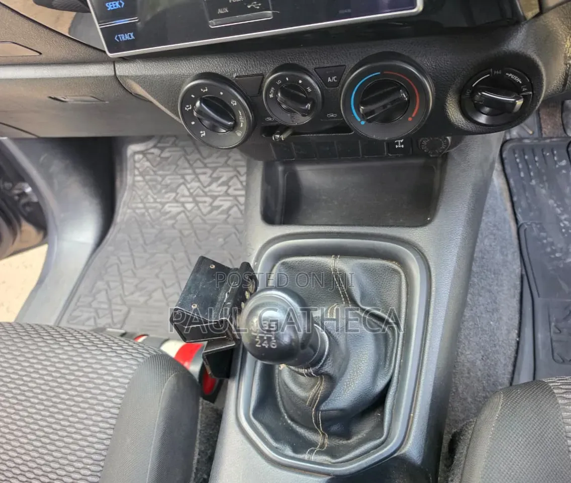 Toyota Hilux 2016 Gray