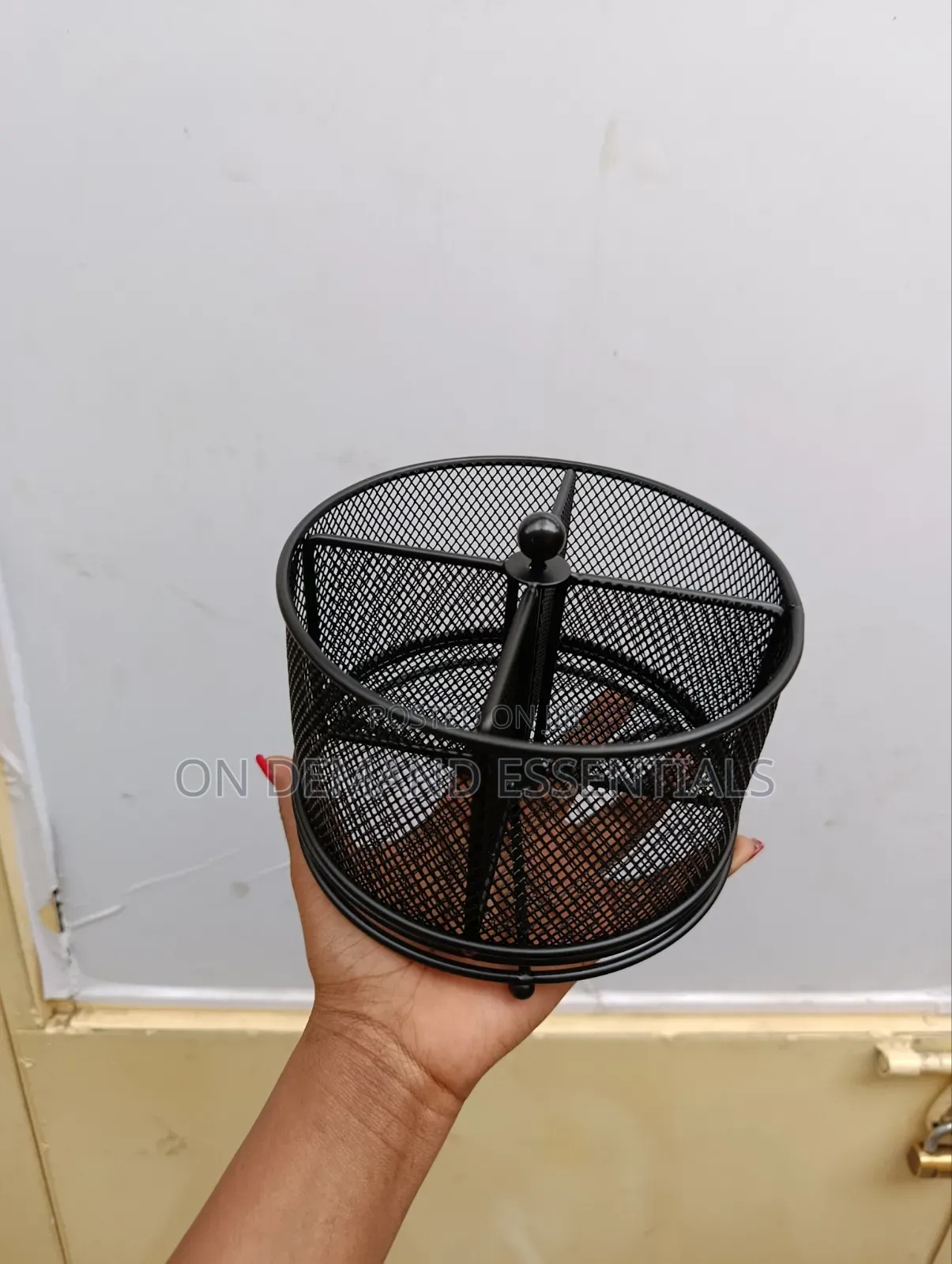 Mesh Partitioned Rotating Cutlery Holder