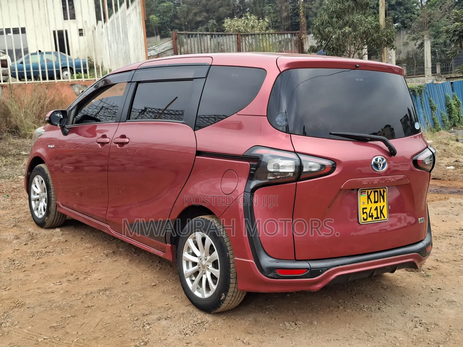 Toyota Sienta 2015 Red