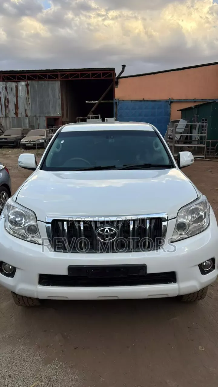 Toyota Land Cruiser 2010 White