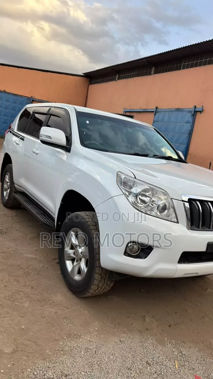 Toyota Land Cruiser 2010 White
