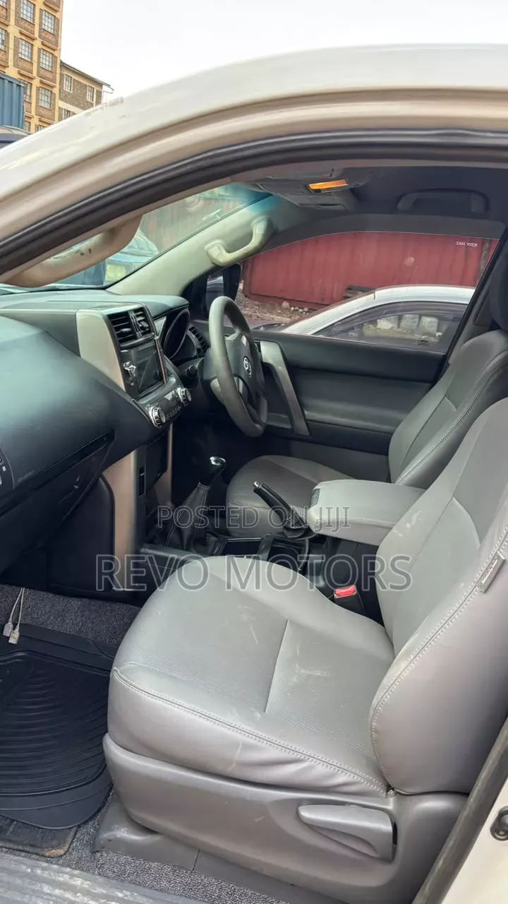 Toyota Land Cruiser 2010 White