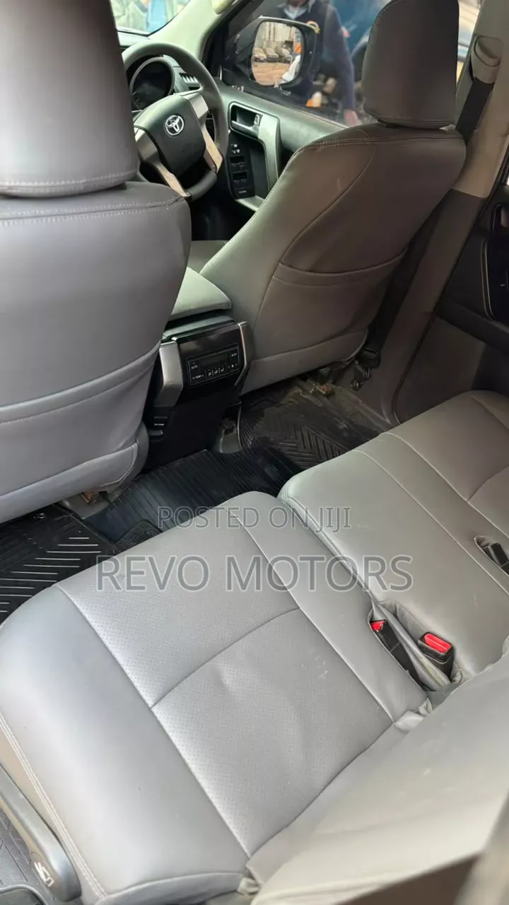 Toyota Land Cruiser 2010 White