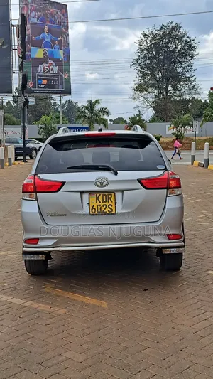 Toyota Corolla Fielder 2017 Silver