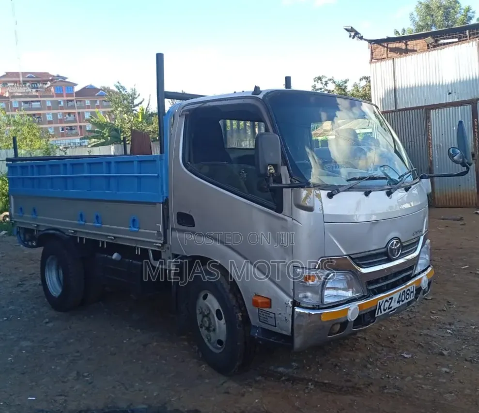 Toyota Dyna 2013 White