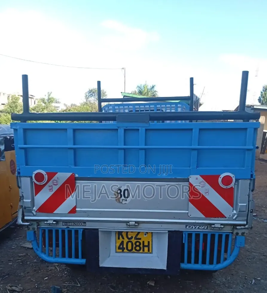 Toyota Dyna 2013 White