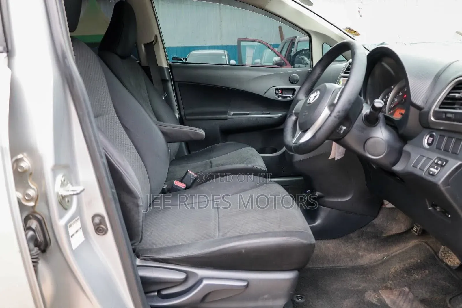 Toyota Ractis 2017 Silver