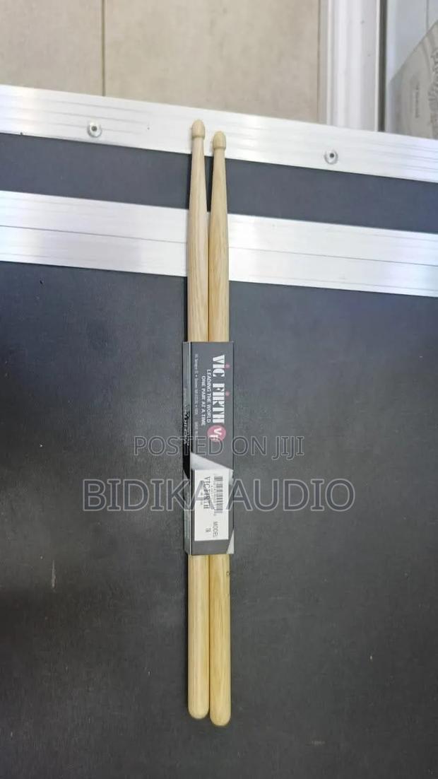 Vic Firth American Classic Hickory Drumsticks