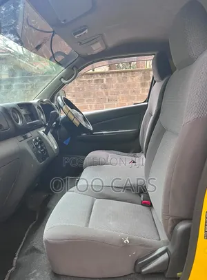 Nissan Caravan (Urvan) 2013 Yellow