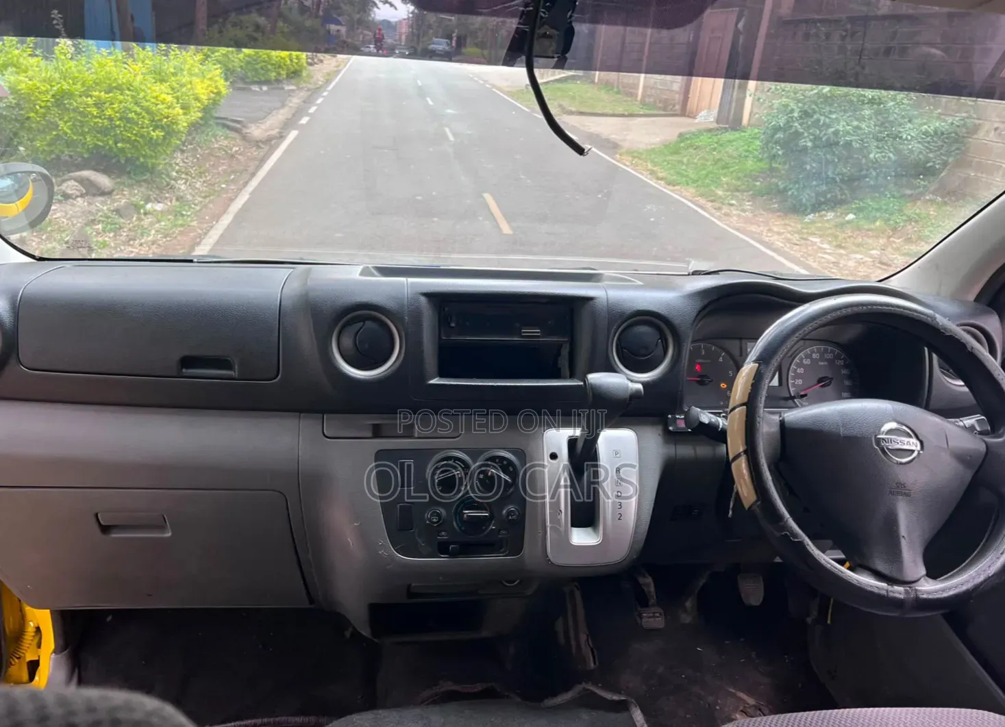 Nissan Caravan (Urvan) 2013 Yellow