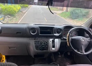 Nissan Caravan (Urvan) 2013 Yellow