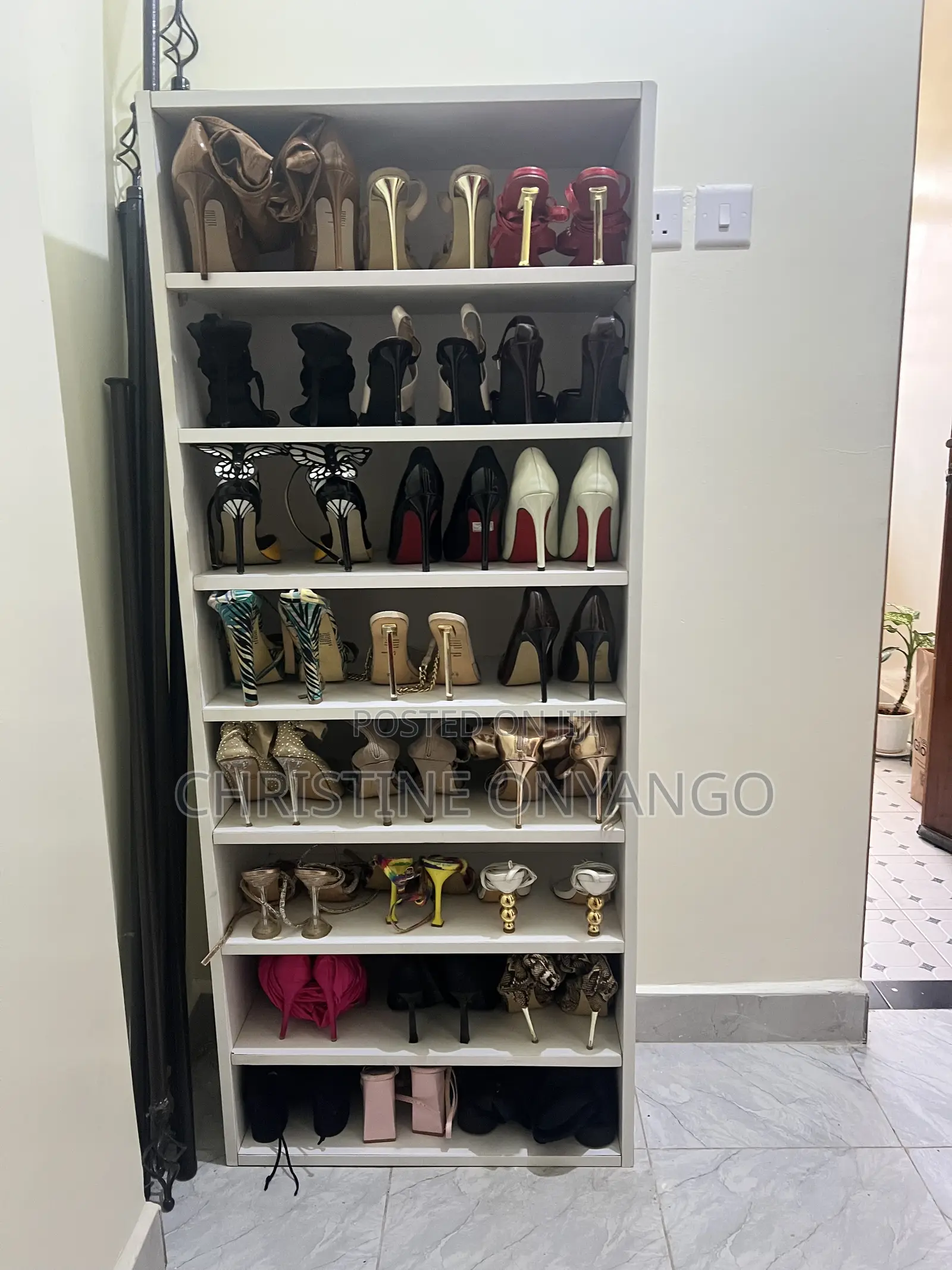 Show Rack Can Hold Up to 30 Pairs
