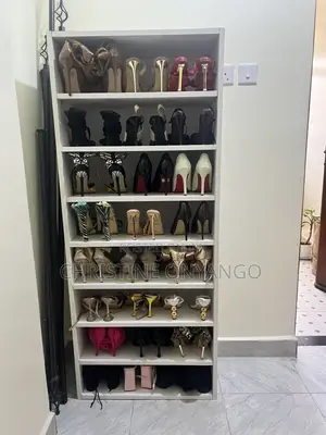 Show Rack Can Hold Up to 30 Pairs