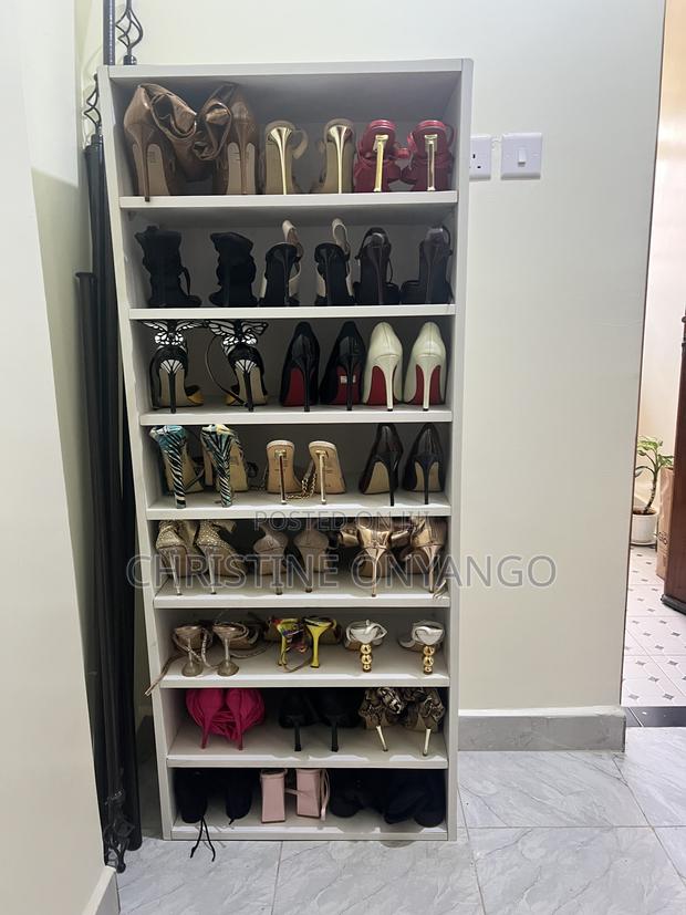 Show Rack Can Hold Up to 30 Pairs