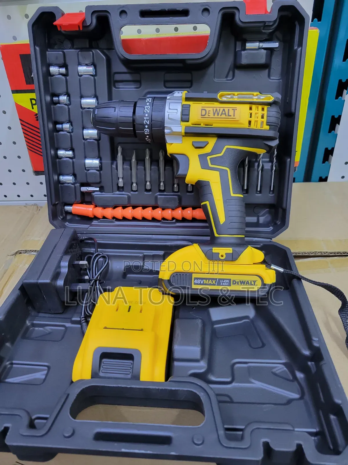 New Dewalt Cordless Drill 48V 2 Batteries