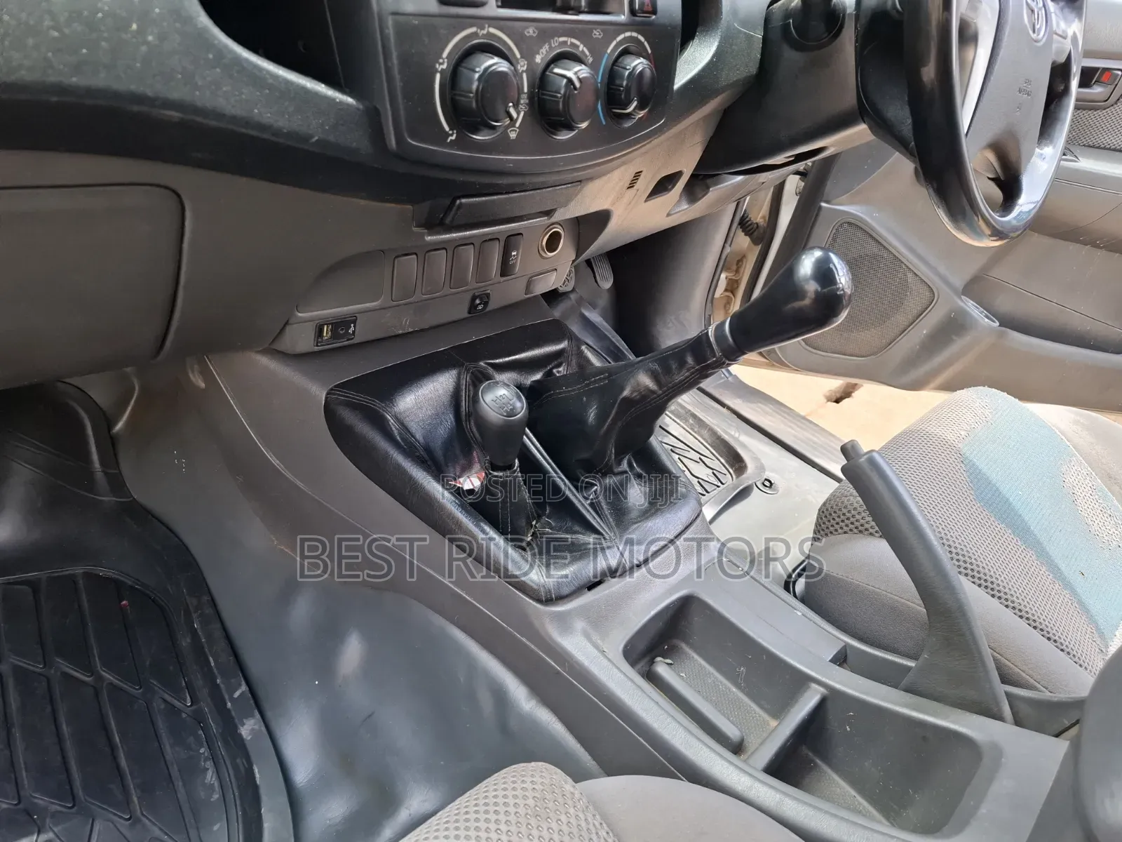 Toyota Hilux SR 4x4 2014 Off white