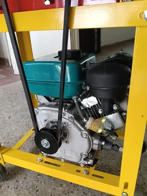 Speed Chopper Chaff Cutter Diesel Propelled 2 Tonnes / Hr Production.