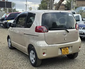 Toyota Porte 2010 Gold
