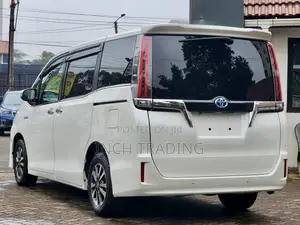 Toyota Esquire 1.8 FWD Hybrid (7 seater) 2019 White
