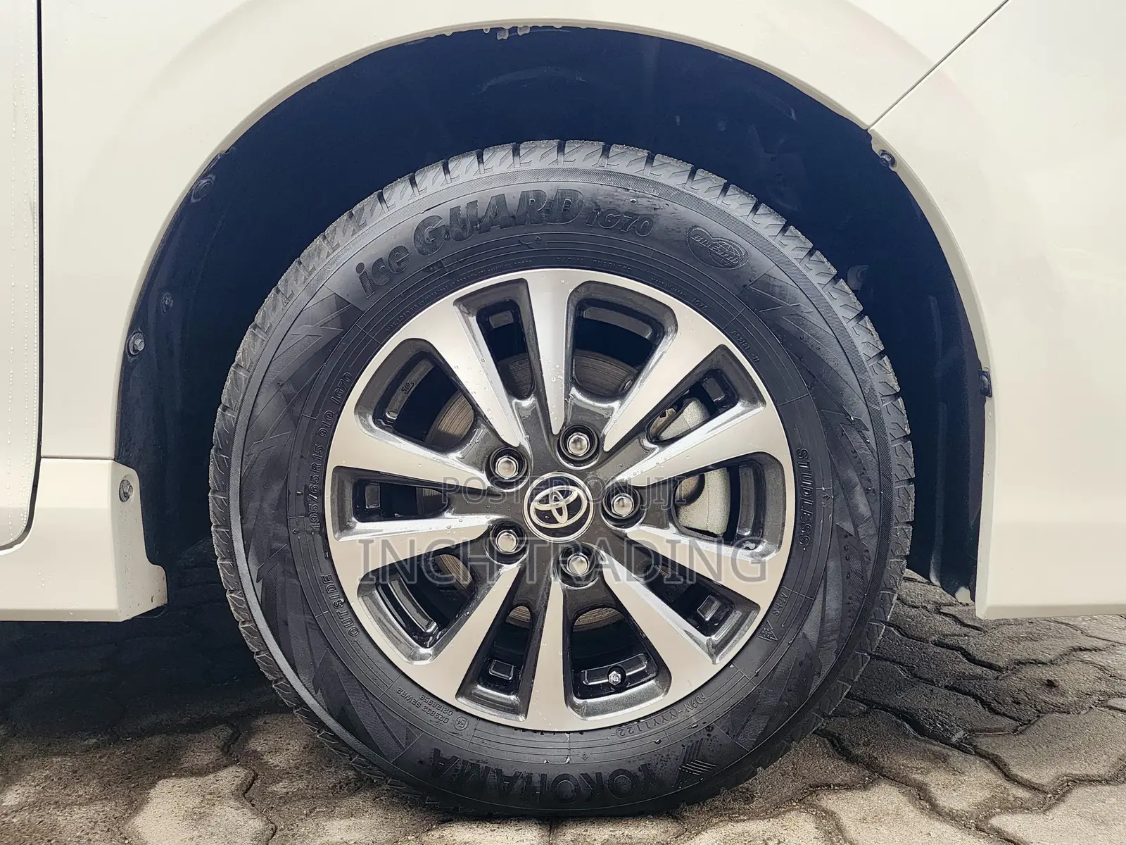 Toyota Esquire 1.8 FWD Hybrid (7 seater) 2019 White