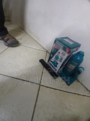Total 4 Ton Hydraulic Lifting Bottle Jack