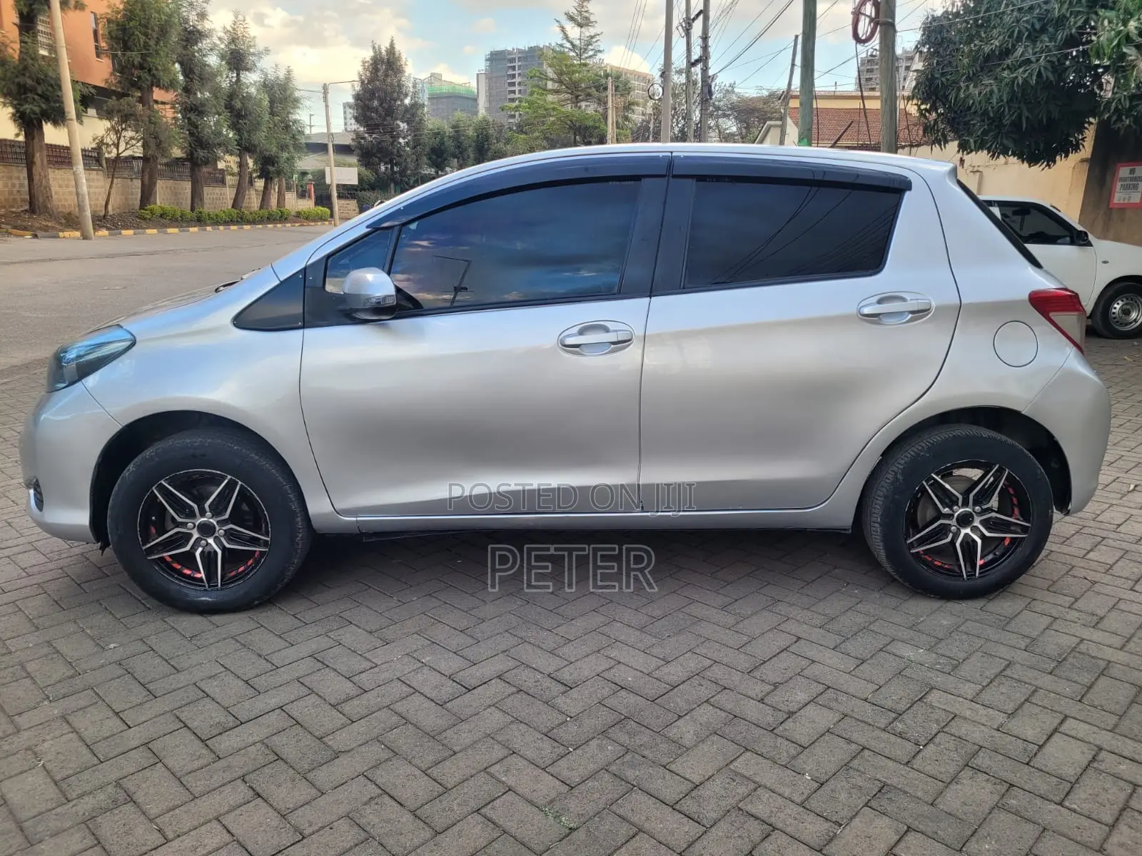 Toyota Vitz 2012 Silver