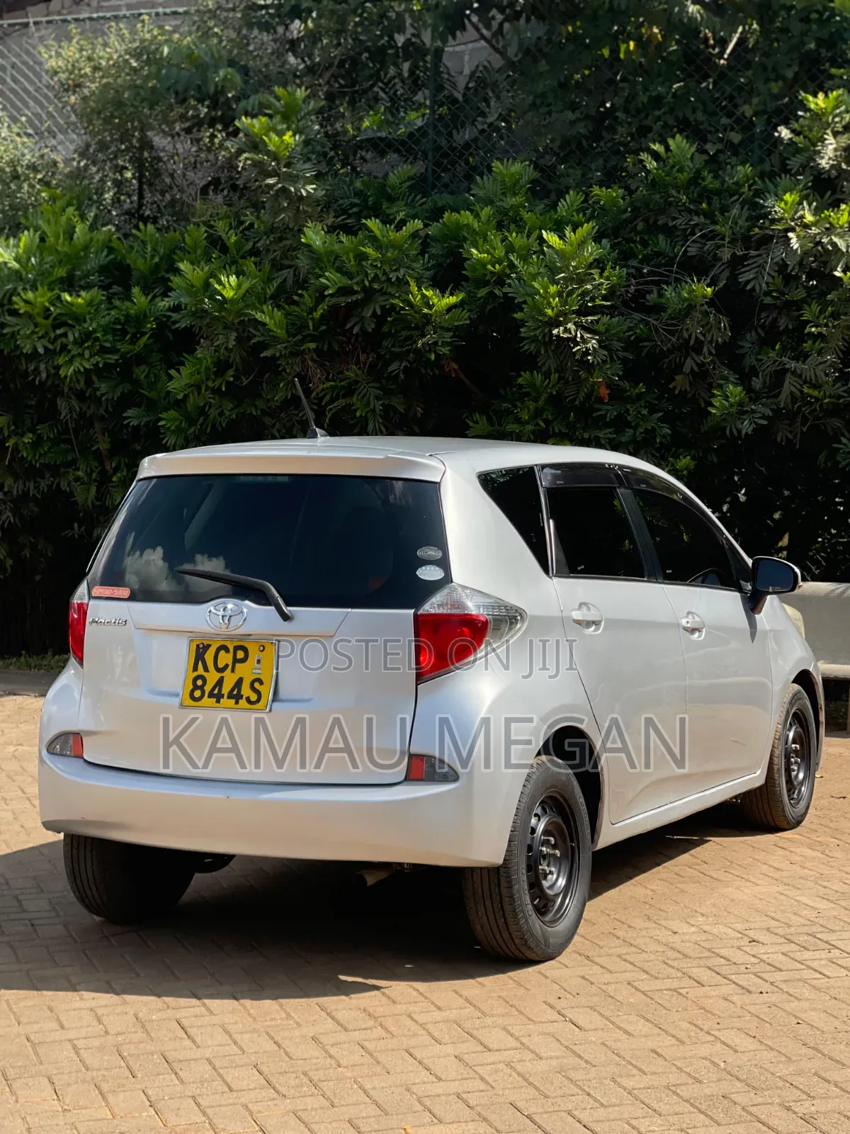 Toyota Ractis 2010 Silver