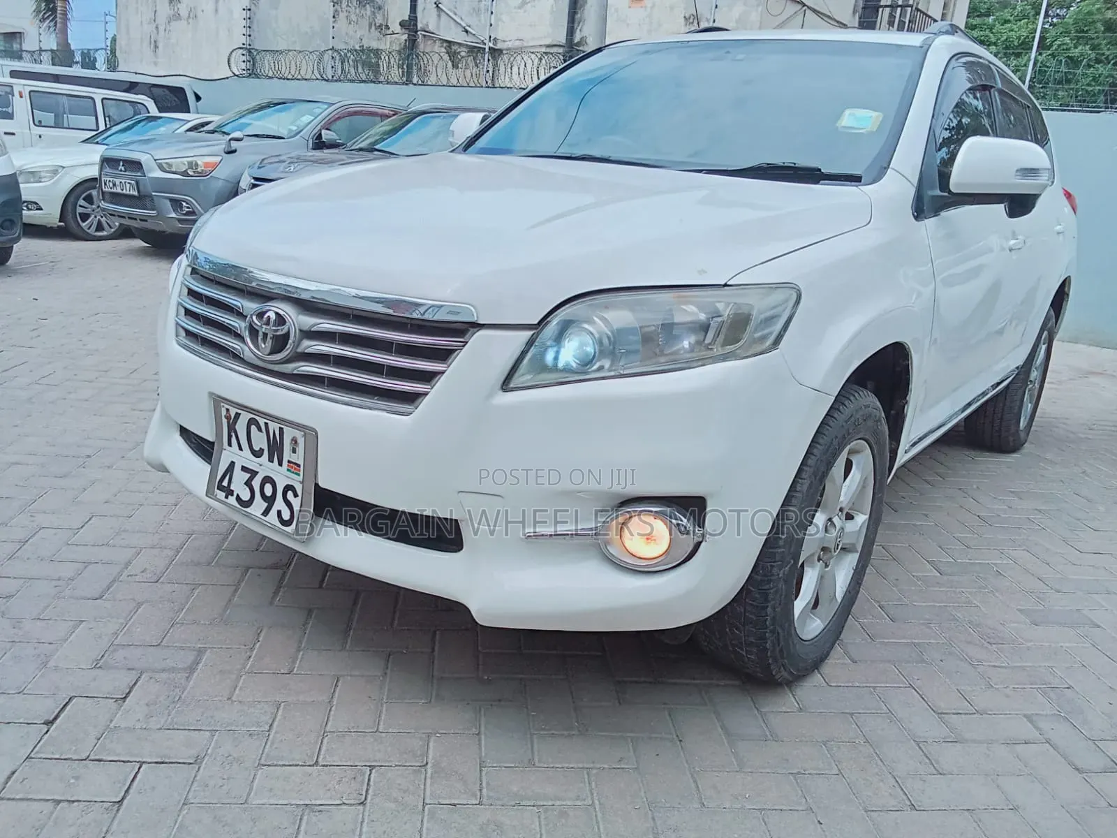 Toyota Vanguard 2013 White