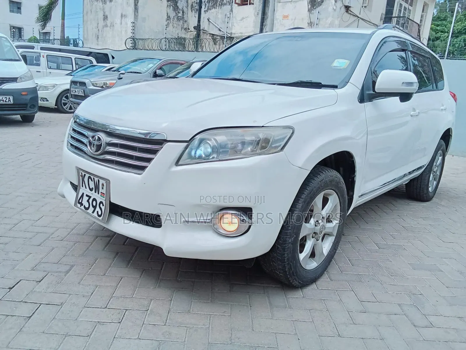Toyota Vanguard 2013 White