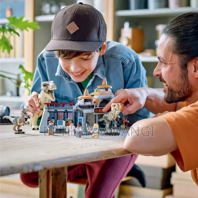 Lego Jurassic World Visitor Center: t.rex Raptor Attack