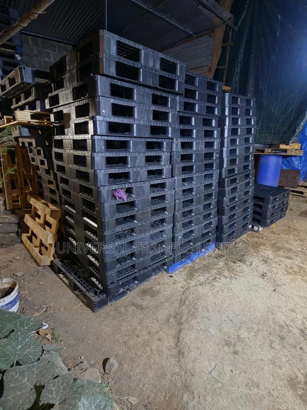 Plastic Pallets-Strong Gauge, Heavy-Duty