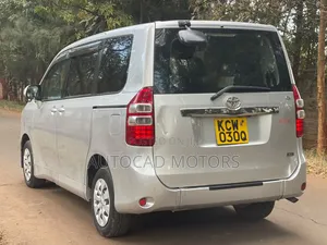 Toyota Noah 2012 Silver