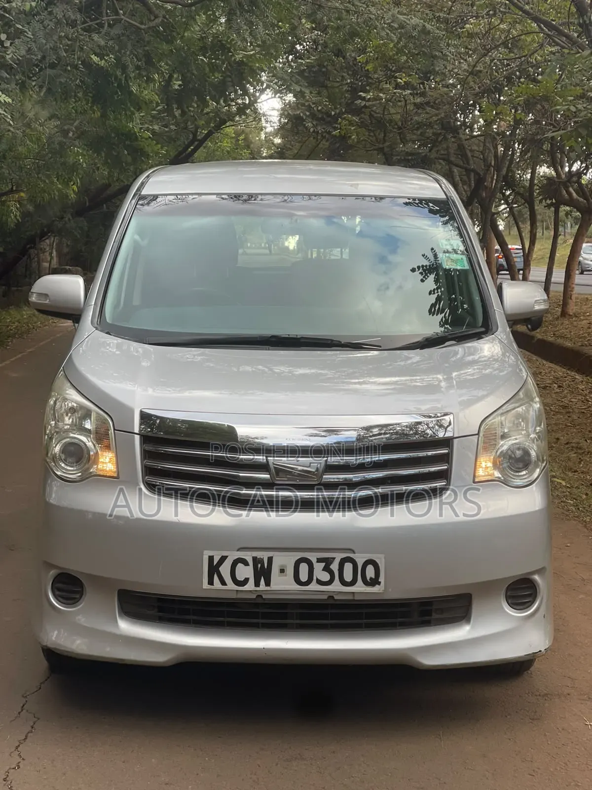Toyota Noah 2012 Silver