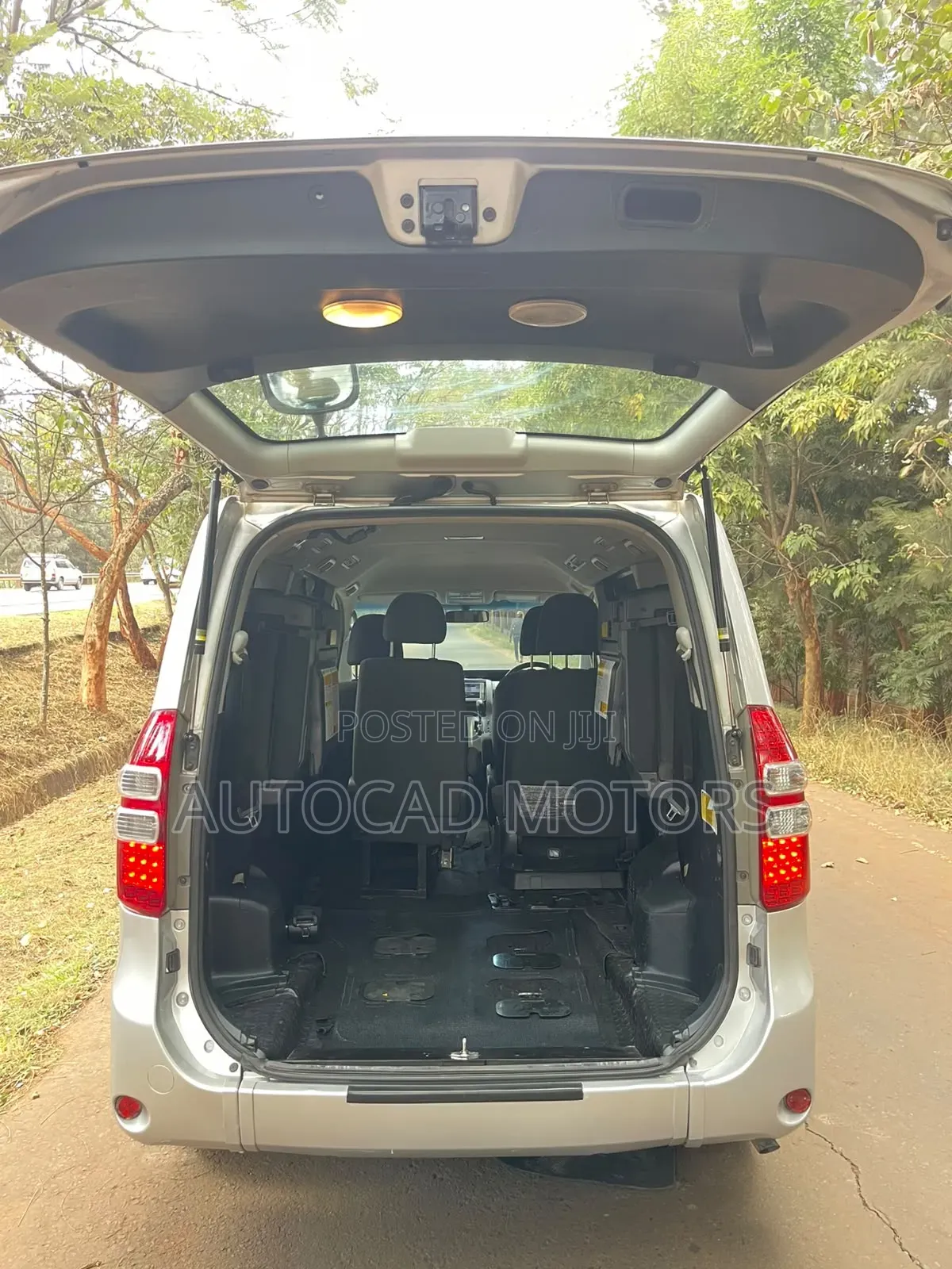 Toyota Noah 2012 Silver