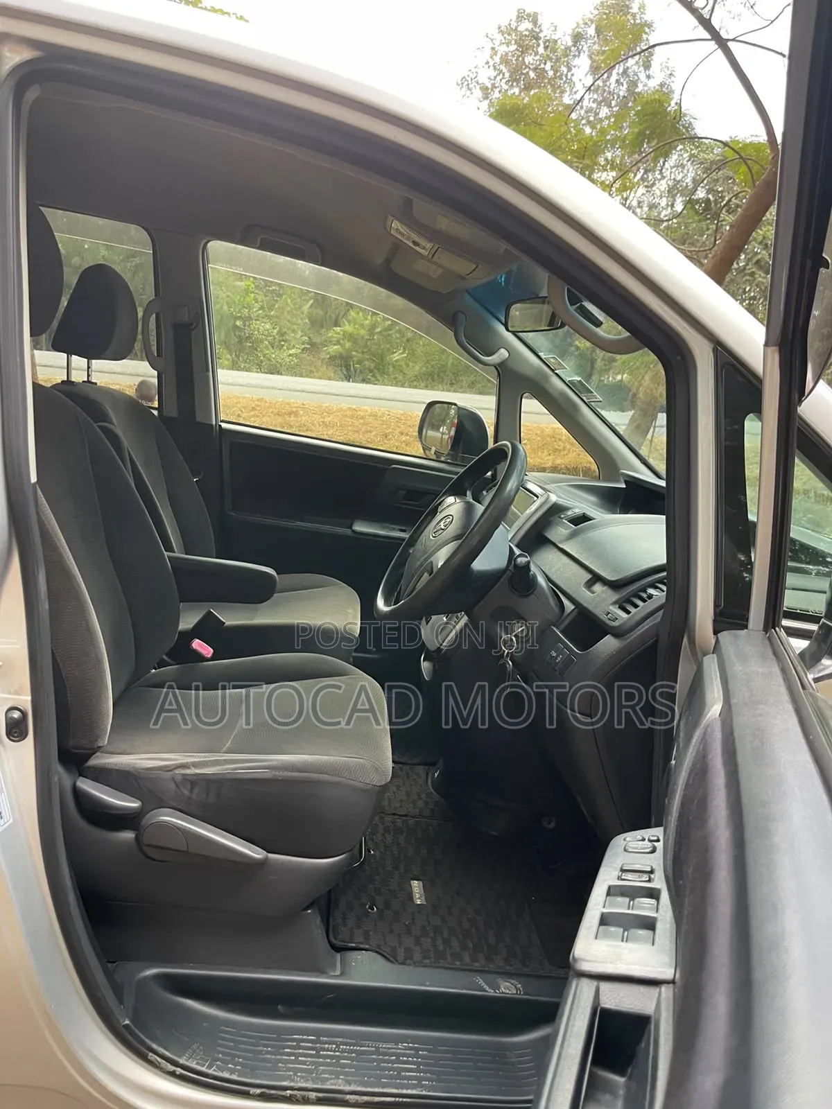 Toyota Noah 2012 Silver