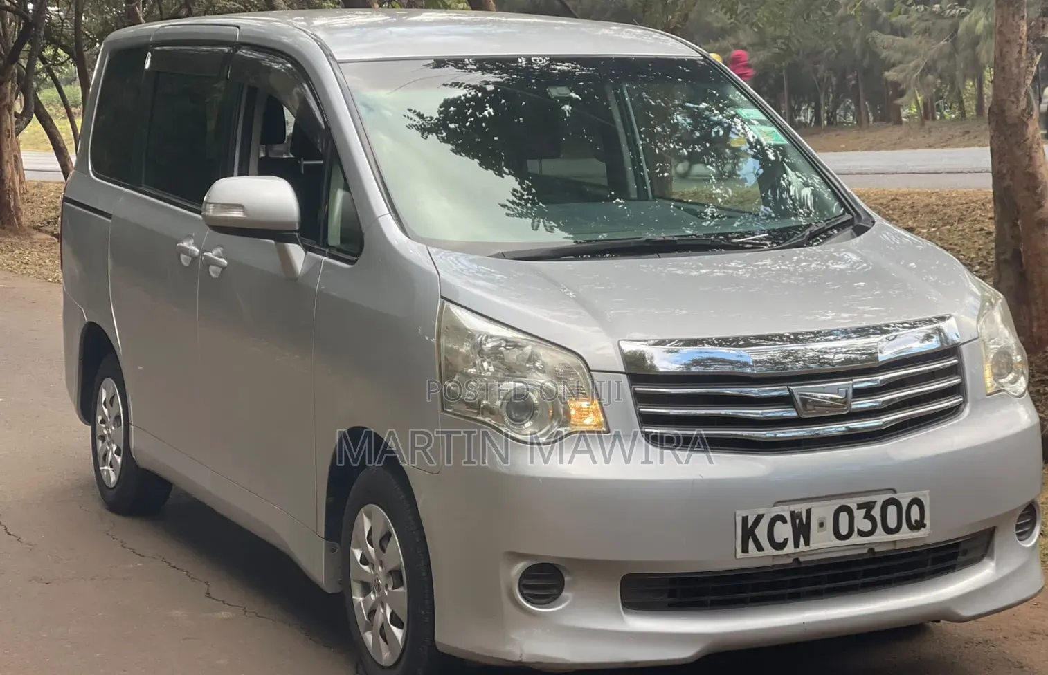 Toyota Noah 2012 Silver