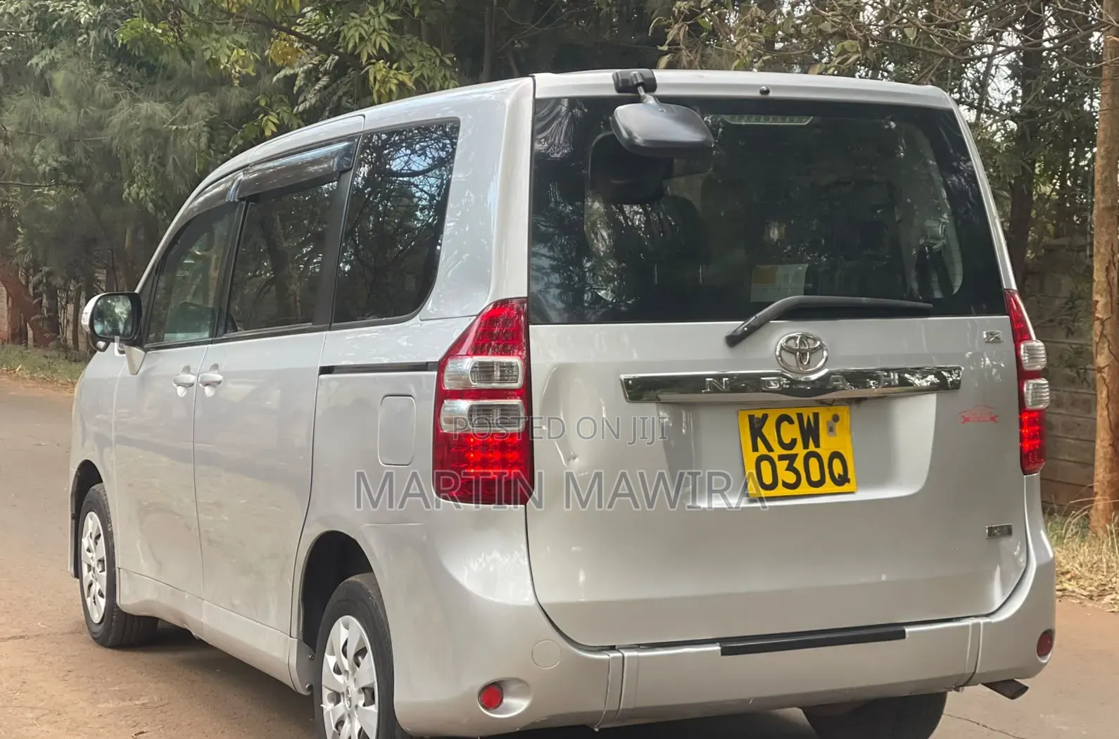 Toyota Noah 2012 Silver