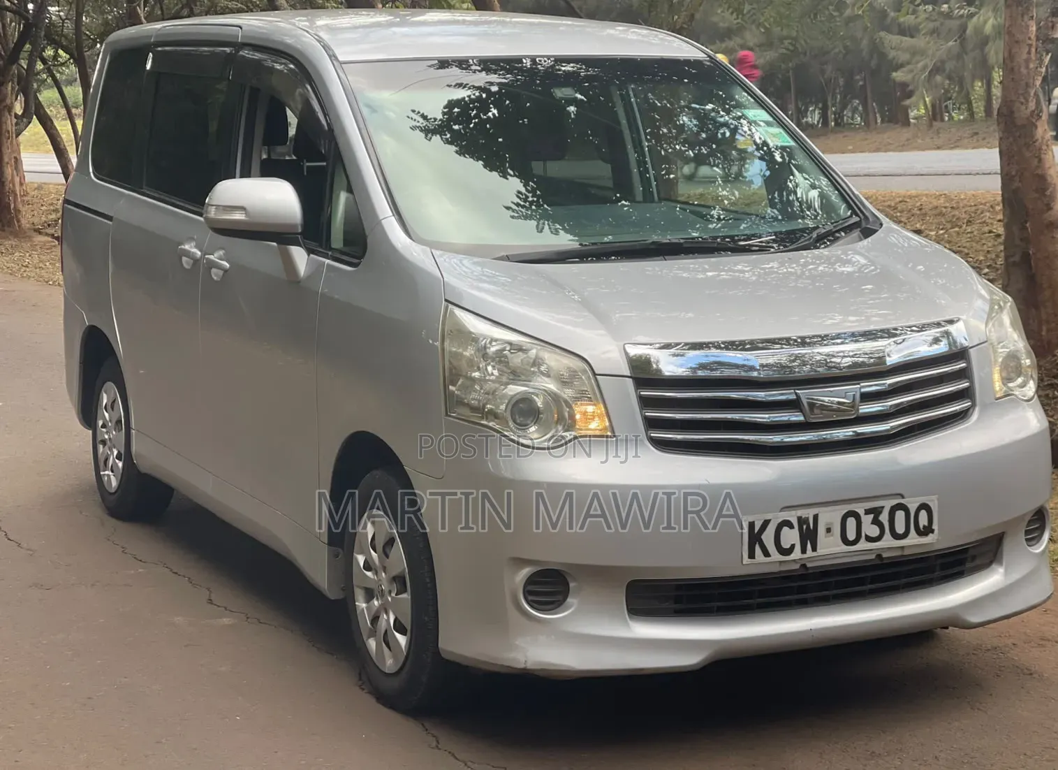 Toyota Noah 2012 Silver